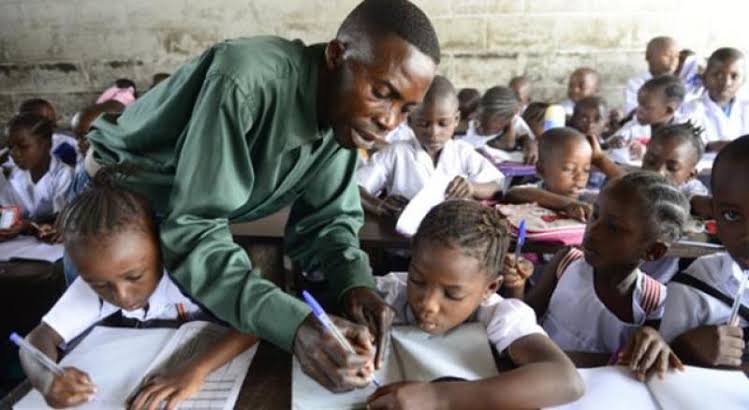  Bonne nouvelle pour les enseignants des écoles primaires concernées par la gratuité: le gouvernement vient de décaisser 22. 378.140.000 de francs congolais comme montant d’urgence décaissé par le Gouvernement congolais pour payer 3 mois d’arriérés de la prime de gratuité