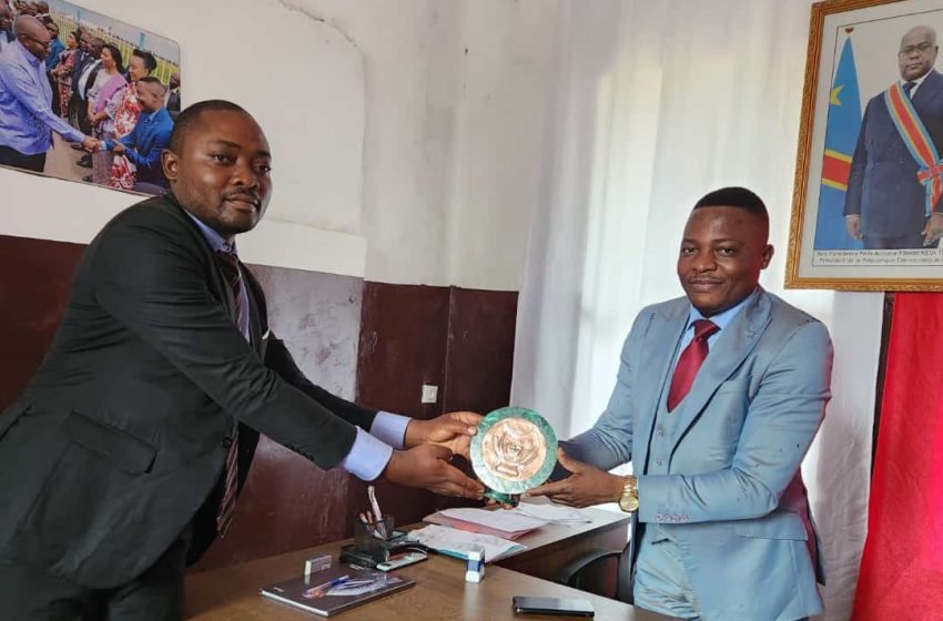  Lubumbashi : l’asbl les amis de Sama Lukonde décerne une œuvre d’art à monsieur Ben Nyembwe, bourgmestre adjoint de la Katuba