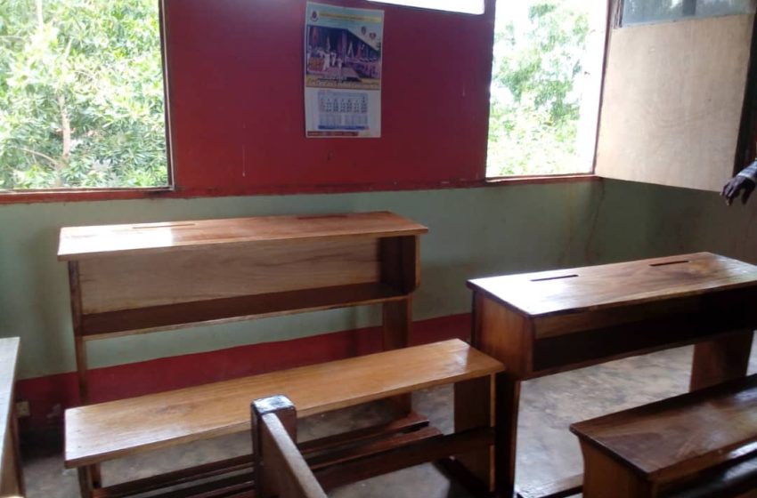  EPST/Kongo-Central 2: le proved Jean Tshisekedi annonce la remise des bancs pupitres et des tables des enseignants aux écoles publiques, dans le cadre de la campagne « Pas une école sans banc » initiée par le ministre de l’EPST Tony Mwaba Kazadi
