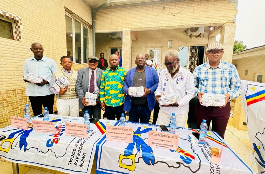  Politique: Jean Tshisekedi fait un don de 600 drapeaux de l’UDPS aux six fédérations du Kongo central