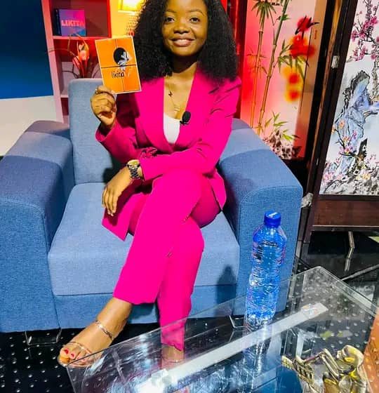  Médias : Présentatrice de l’émission Likita, Nadine Pulumba se veut ambassadrice d’une nouvelle classe féminine (Interview)